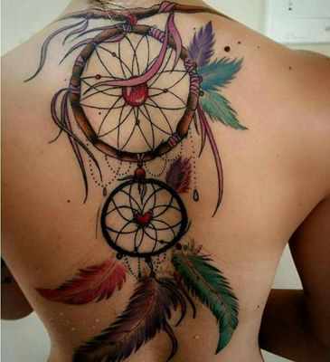  Tatouage attrape rêve de très grande taile et avec des plumes marrons, vertes et rouges